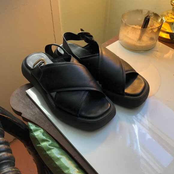 Tod's Shoes - TOD'S LEATHER SLINGBACK SANDAL